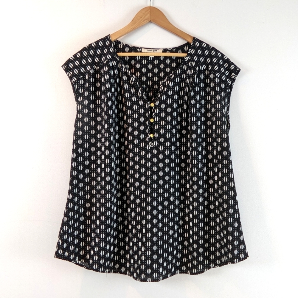 Daniel Rainn Short Sleeve Black and White Pattern Blouse with Gold Tone Buttons